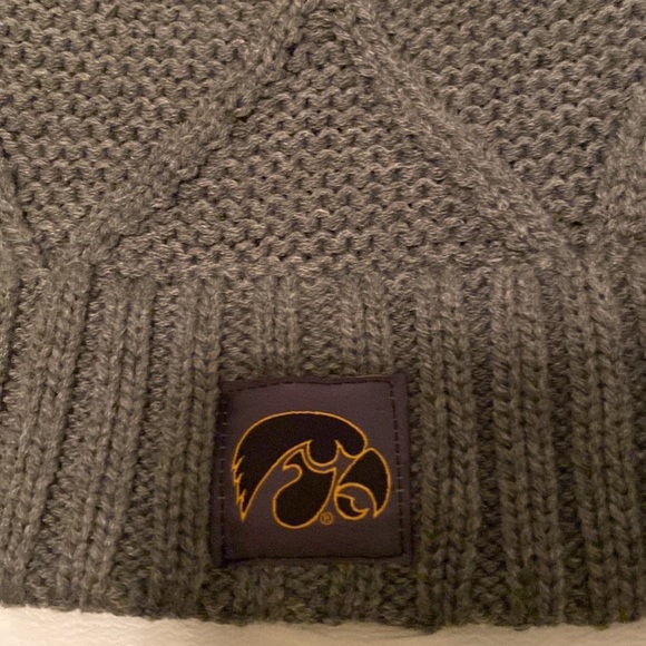NWOT Vintage University of Iowa hawkeyes gray cable knit hat beanie fur Pom-Pom - Picture 2 of 7